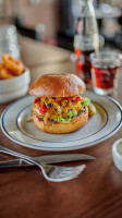 Døgnvill Burger food