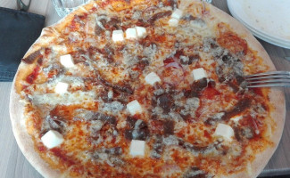 Go Go Pizza food