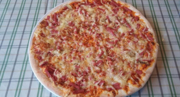 Go Go Pizza food