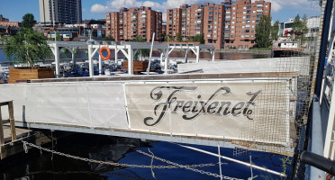 Ratina Freixenet outside