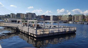 Ratina Freixenet outside