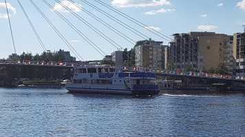 Ratina Freixenet outside