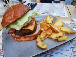 Colonial Inn Burger&steaks food