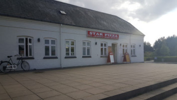 Star Pizza outside
