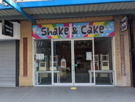 Shake Cake outside