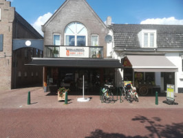 Bakkerij Van Heeswijk outside