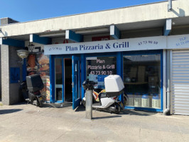 Plan Pizzaria Grill outside
