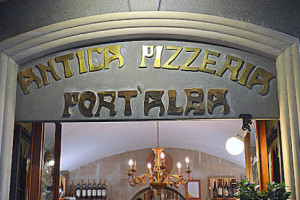 Antica Pizzeria Port'alba outside