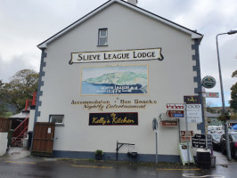 Slieve League Lodge outside