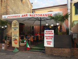 L'isola Della Pizza outside