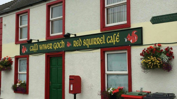 Caffi Wiwer Goch/red Squirrel Cafe outside
