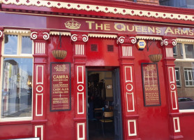 The Queens Arms outside