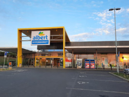 Hypermarket Albert outside