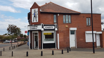 Magpie Chippy outside