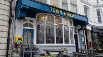 The Town House Public House outside