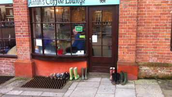 Ashton's Coffee Lounge outside