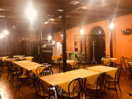 Basiliko Pizzeria inside