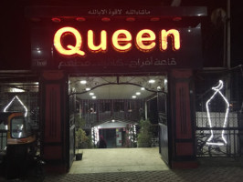 Queen /cafe outside