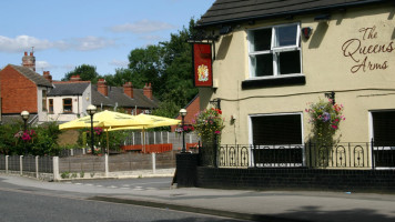 The Queens Arms outside