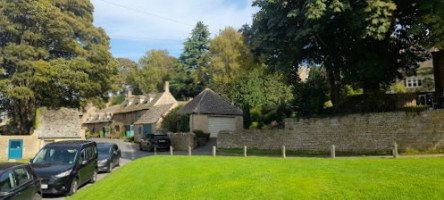 Snowshill Arms outside