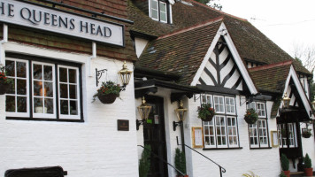 The Queens Head outside