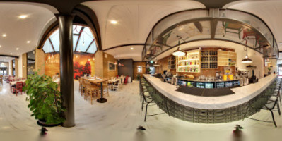 La Lluna Restaurant & Bar inside