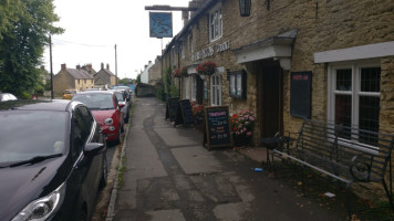 The Three Pigeons Witney outside