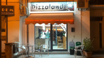 Pizzaland inside