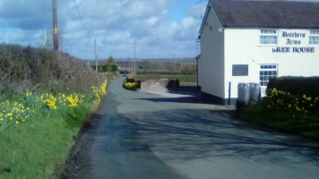 The Butchers Arms outside