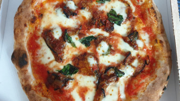 Divina Margherita Pizza food