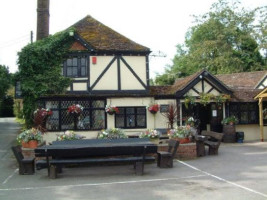 Ye Olde Red Lion outside