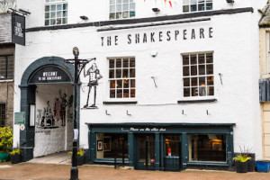 The Shakespeare Inn outside