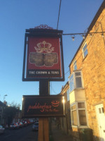 The Crown Tuns Puddingface, The Pie Place outside