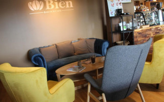 Café Bién inside