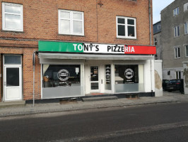 Tony's Pizzeria outside