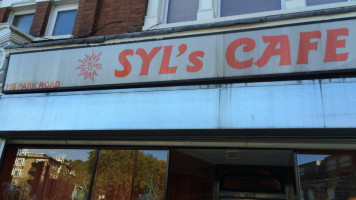 Syl's Cafe outside