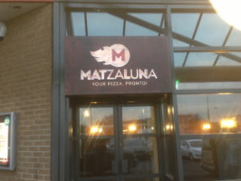 Matzaluna Pizza outside