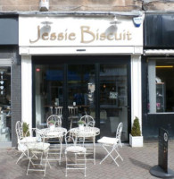 Jessie Biscuit outside