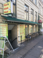 Pizza Mira outside