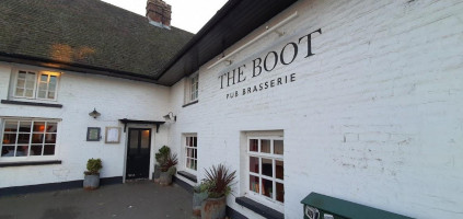 The Boot Inn outside
