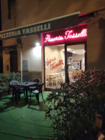 Pizzeria Tasselli Di Luca Tasselli inside