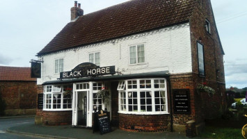 The Black Horse outside