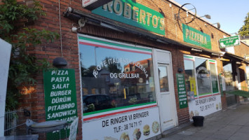 Roberto's Pizza outside