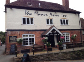 The Manor Arms Inn outside