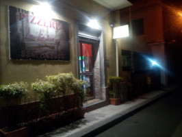 Pizzeria La Liniera outside