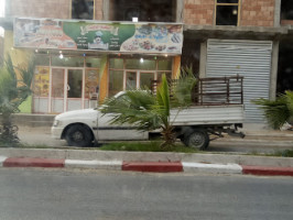 مطعم وجبات سريعة عند وليد outside