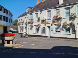 Cromwell Arms outside