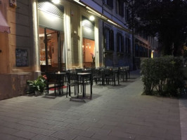 Tonico Café outside