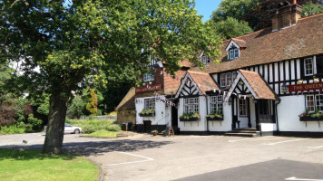 The Queens Head outside