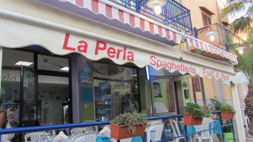 La Perla outside